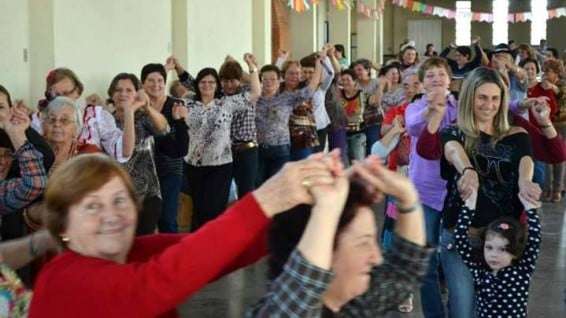 Baile da terceira idade tem como tema “Festa Julina”