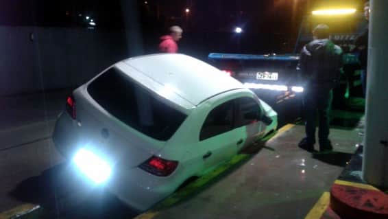 Motorista não percebe rampa de troca de óleo e cai dentro com seu carro 3 Motorista não percebe rampa de troca de óleo e cai dentro com seu carro