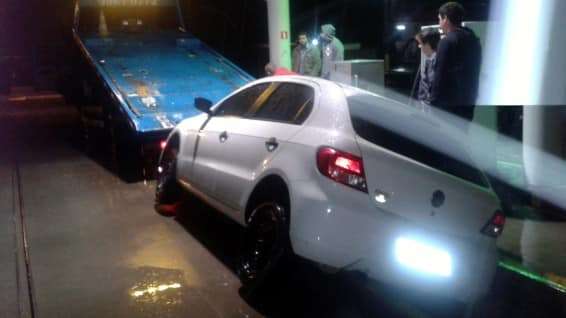 Motorista não percebe rampa de troca de óleo e cai dentro com seu carro 1 Motorista não percebe rampa de troca de óleo e cai dentro com seu carro