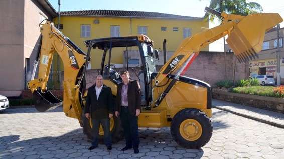 Nova Veneza recebe retroescavadeira do Governo Federal