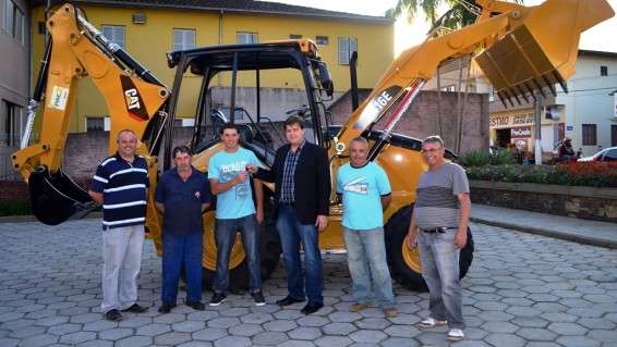 Evandro Gava entrega retroescavadeira para Secretaria de Agricultura