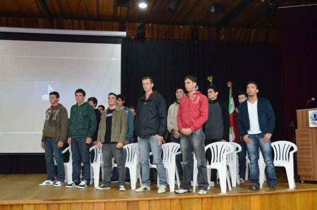 Curso de eletricista forma 20 alunos do CRAS