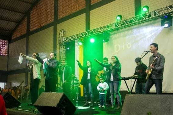 Fiéis lotam o ginásio de Caravaggio para celebrar os 15 anos da Diocese 4 Fiéis lotam o ginásio de Caravaggio para celebrar os 15 anos da Diocese