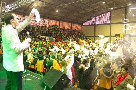 Fiéis lotam o ginásio de Caravaggio para celebrar os 15 anos da Diocese 15 Fiéis lotam o ginásio de Caravaggio para celebrar os 15 anos da Diocese