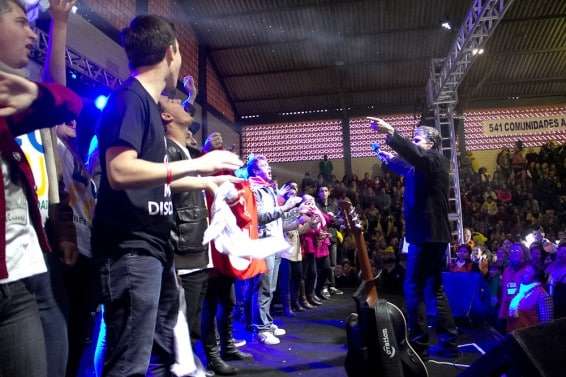 Fiéis lotam o ginásio de Caravaggio para celebrar os 15 anos da Diocese 20 Fiéis lotam o ginásio de Caravaggio para celebrar os 15 anos da Diocese