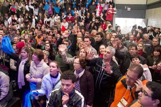 Fiéis lotam o ginásio de Caravaggio para celebrar os 15 anos da Diocese 27 Fiéis lotam o ginásio de Caravaggio para celebrar os 15 anos da Diocese