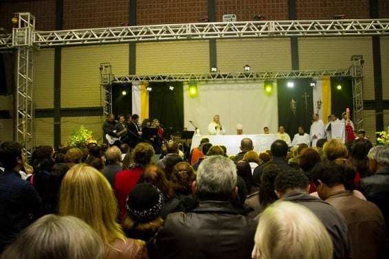 Fiéis lotam o ginásio de Caravaggio para celebrar os 15 anos da Diocese 31 Fiéis lotam o ginásio de Caravaggio para celebrar os 15 anos da Diocese