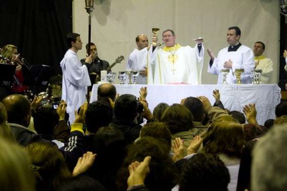 Fiéis lotam o ginásio de Caravaggio para celebrar os 15 anos da Diocese 33 Fiéis lotam o ginásio de Caravaggio para celebrar os 15 anos da Diocese