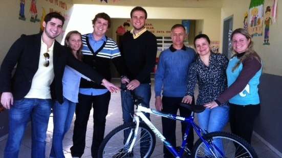 Marcelo Branco: O Estádio Darci Marini agora também vai se chamar “Arena Coca-Cola” por causa de patrocínio desta empresa ao clube. 3 O vereador Aroldo Frigo júnior (PSDB) esteve em duas escolas entregando recursos do “Programa Lado Social” que desenvolve com apoio de jovens empresários e que vai investir cerca de R$ 10 mil em entidades e escolas.. O jovem vereador, contemplou com o projeto "Lado Social" nesta semana duas escolas municipais, Jardim de Infância Municipal do Bairro Bortolotto e a Escola Básica Municipal Augusto Mondardo. Foram entregue os valores de R$ 600,00 (seiscentos reais) com a parceira dos jovens empresários, Willian Searfim (Propé) e Alann Carara (Real Vistoria) , que apostaram neste projeto.