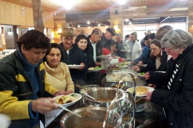 Grupos da Terceira Idade confraternizam no Café Colonial Tramonto