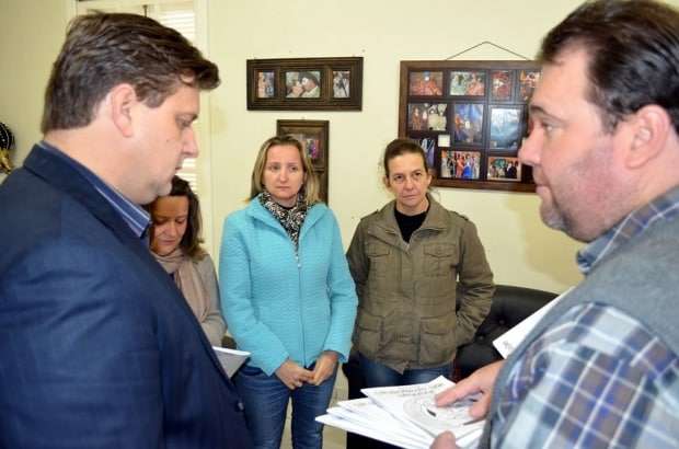 Livros da língua Italiana são entregues para escolas de Nova Veneza