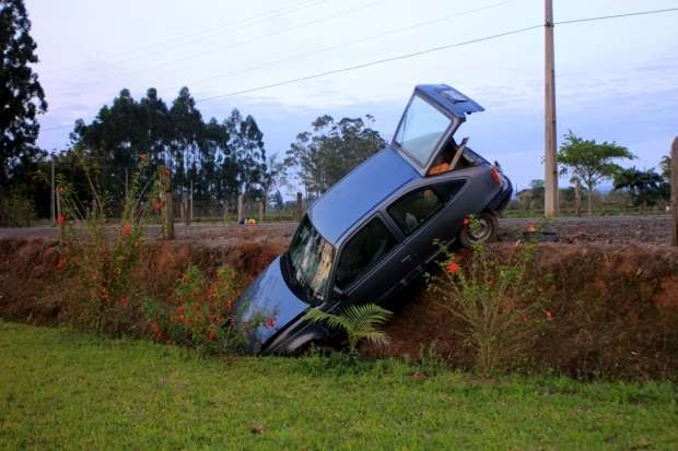 Motorista perde controle e cai em barranco em São Bento Baixo