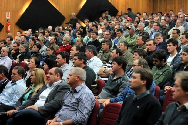 Avicultores e trabalhadores lotam Teatro Municipal em busca de solução para o setor 1 Avicultores e trabalhadores lotam Teatro Municipal em busca de solução para o setor
