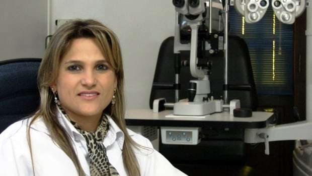 Marcelo Branco - É impressionante o grande número de turistas na cidade principalmente nos finais de semana 2 A Médica-Oftalmologista e membro da Sociedade Brasileira de Oftalmologia, Dra. Thais Bacha Berti está retornando a sua cidade natal para atender a população de Nova Veneza. Realizou sua especialização no Hospital de Olhos Sadalla Amin Ghanem em Joinville durante 5 anos, subespecializando-se na área de córnea e cristalino, sendo este hospital referência em vários estados do País. Dra. Thais atua na área clínica, cirúrgica e lentes de contato. Atualmente atende também na Clínica de Olhos São José, em Araranguá e passará a atender também em Nova Veneza na clínica anexa a de seu pai Dr. Cladinor Berti. A Médica Oftalmologista ressalta a importância de um profissional especializado não somente para prescrever óculos mas principalmente para o diagnóstico precoce e tratamento de muitas patologias oculares que estão presentes nesta área. Existem muitas doenças oculares assintomáticas, que só podem ser detectadas através de uma consulta periódica com o oftalmologista. Dra. Thais conta com equipamentos modernos de última geração. Fone: (48) 3436-1304.