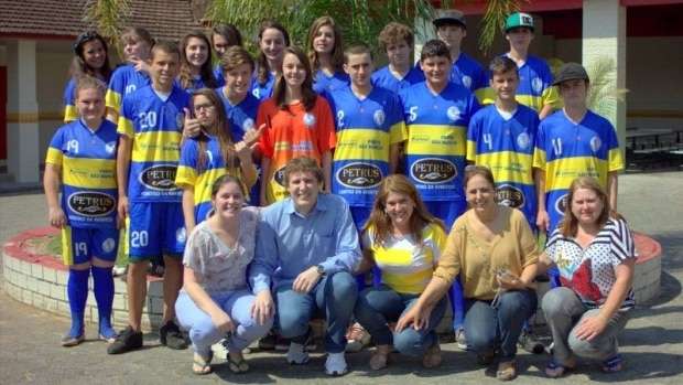 Marcelo Branco - É impressionante o grande número de turistas na cidade principalmente nos finais de semana 3 O vereador Aroldo Frigo Júnior (PSDB) entregou uma bicicleta para o jardim de infância Pingo de Gente e um jogo de camisas para o Colégio Abílio com apoio das empresas Agaserv e Petrus. É o Programa Lado Social.