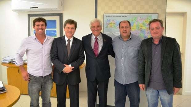 Marcelo Branco - É impressionante o grande número de turistas na cidade principalmente nos finais de semana 5 O Governador Raimundo Colombo deverá anunciar nos próximos dias um pacote de ações para o município de Nova Veneza. A informação foi repassada pelo Secretário de Estado da Casa Civil, Nelson Serpa, ao prefeito em exercício, Zé Spilere, em audiência nesta terça-feira (10). O deputado Zé Nei Ascari, o vereador Eloir Minatto e o Secretário de Planejamento, Eduardo Ugioni, também participaram. A principal reivindicação do governo municipal é a pavimentação asfáltica ligando Rio Cedro Alto a São Bento Alto, totalizando mais de cinco quilômetros e R$ 5,2 milhões de investimentos. Estão incluídos ainda no pacote R$ 350 mil para uma ciclofaixa na SC-447, no Distrito do Caravaggio, e R$ 480 mil para construção de um posto de saúde na mesma localidade.