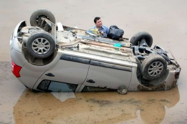 Motorista perde controle de veículo e capota dentro de provárzea no São Bento Alto