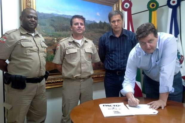 Nova Veneza assina convênio para instalação de 10 câmeras de segurança