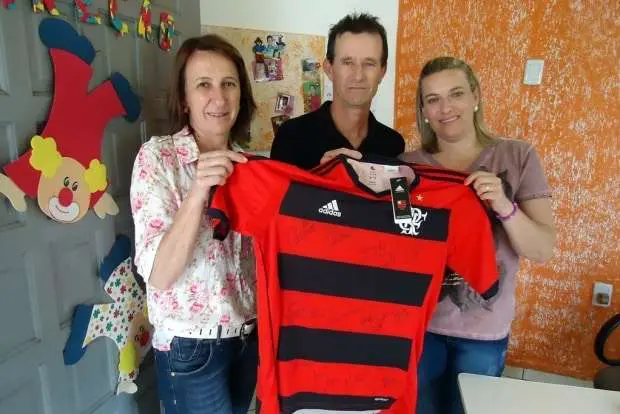 Rifa de camisa autografada do Flamengo beneficia escolas de Nova Veneza