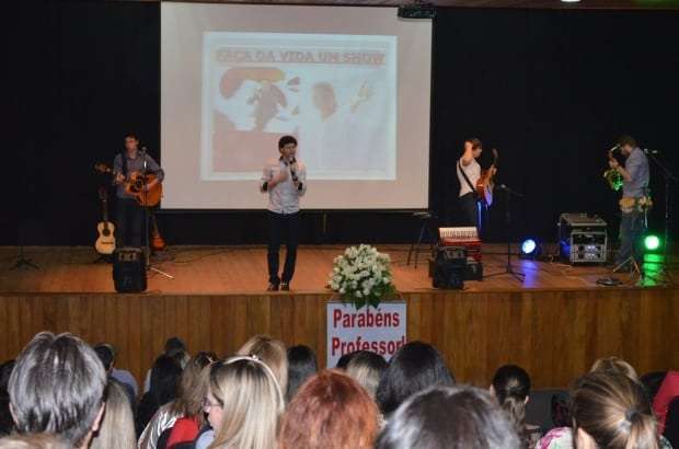 Professores comemoram o dia com Palestra Show