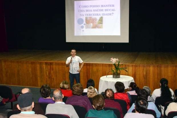 Afave finaliza semana da higiene bucal com palestra para idosos