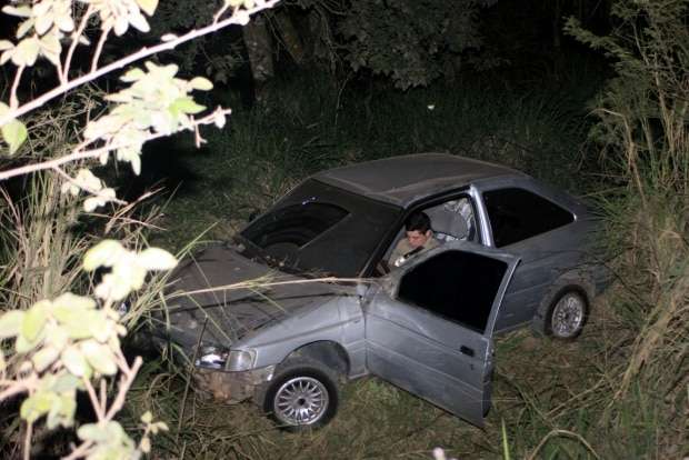 Carro cai em barranco próximo à ponte do Picadão