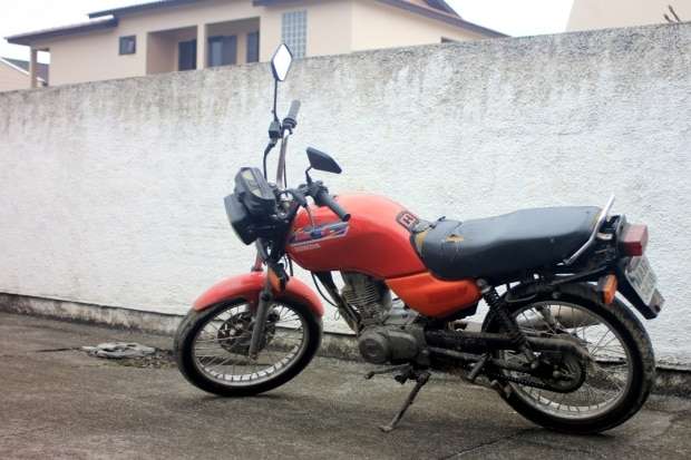 Proprietário reconhece na rua moto furtada no final de 2012