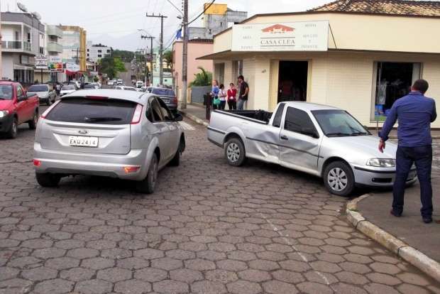 Focus colide com Saveiro em cruzamento no Centro de Nova Veneza