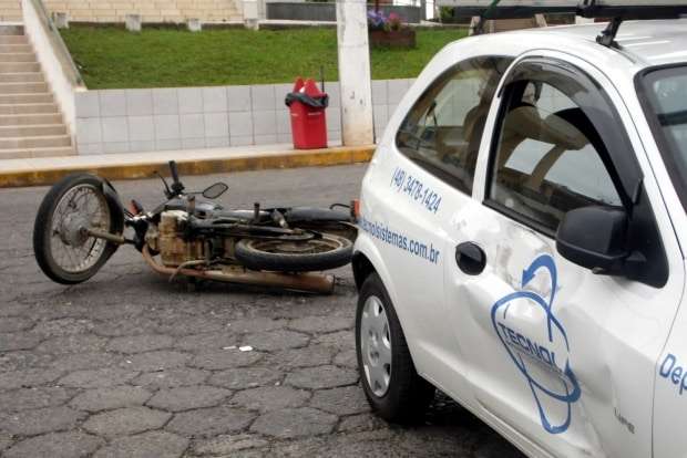 Carro corta frente de motocicleta e piloto sai sem ferimentos em São Bento Baixo