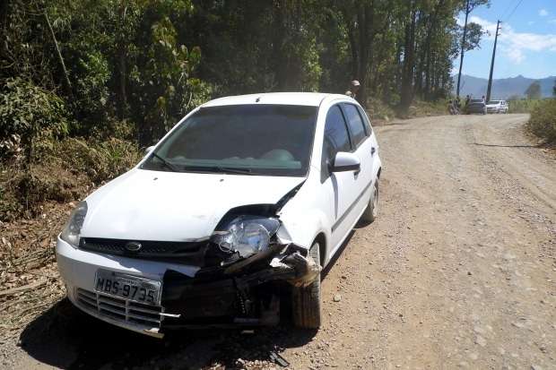 Ao tentar desviar de pedra na estrada, veículos colidem frontalmente em Nova Veneza