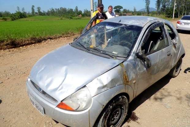 Por causa da poeira, motorista capota veículo na estrada geral do Picadão