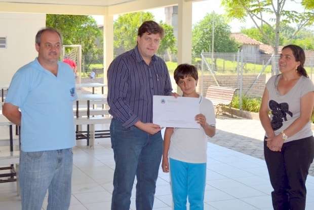 Alunos da Escola do Bairro Bortolotto escrevem cartas com sugestões ao prefeito