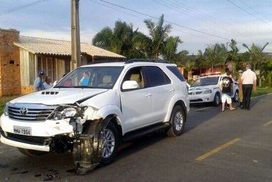Gol colide em Hilux na SC-443 em Rio Cedro Médio