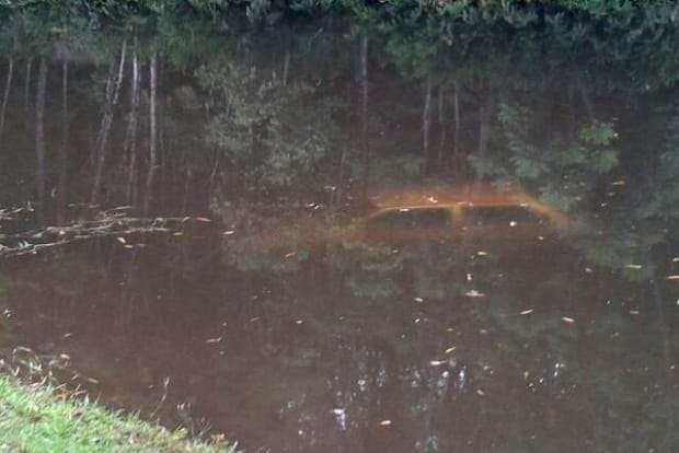 Uno derrapa na pista, bate em ônibus escolar e cai em açude no Caravaggio