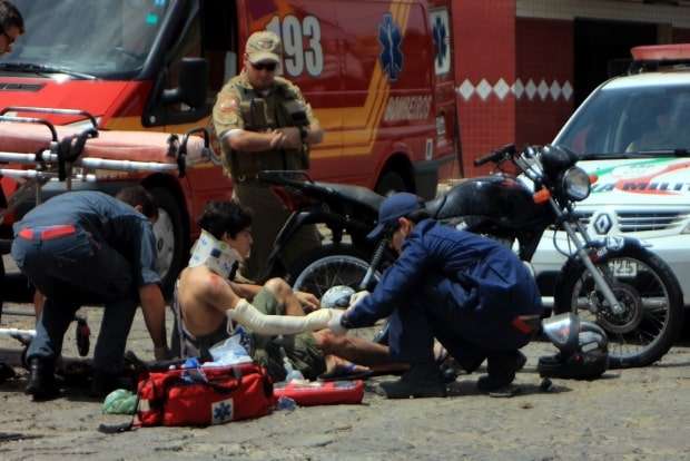 Jovens caem de moto e caroneiro se fere com garrafa de vidro que carregava