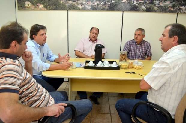 Prefeito recebe empresários e discute pavimentação 1 Prefeito recebe empresários e discute pavimentação