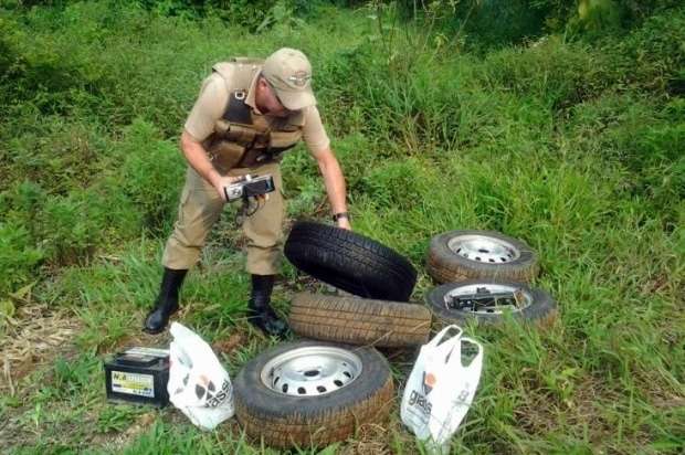 PM recupera veículo furtado sendo desmanchado no Caravaggio