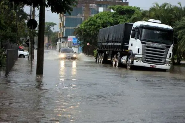 Chuva deixa novamente ruas alagadas em Nova Veneza