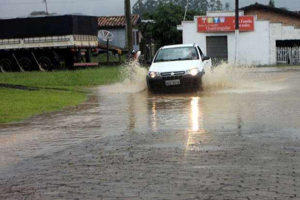 Chuva deixa novamente ruas alagadas em Nova Veneza 5 Chuva deixa novamente ruas alagadas em Nova Veneza