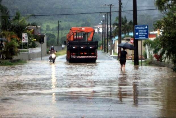 Chuva deixa novamente ruas alagadas em Nova Veneza 4 Chuva deixa novamente ruas alagadas em Nova Veneza