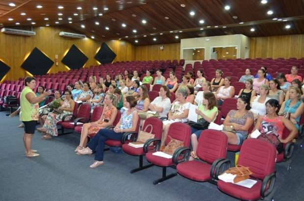 Merendeiras e serventes passam por capacitação