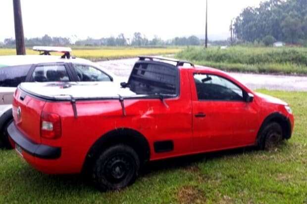 Saveiro capota na Vila Maria e motorista foge do local