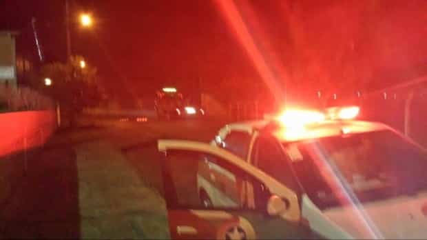 Após fazer manobras perigosas com moto em frente à escola, adolescente é apreendido pela PM 1 Após fazer manobras perigosas com moto em frente à escola, adolescente é apreendido pela PM
