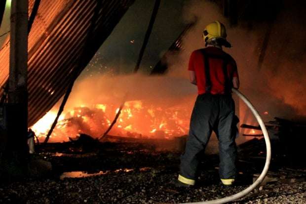 Incêndio destrói parcialmente galpão de madeireira em Nova Veneza 1 Incêndio destrói parcialmente galpão de madeireira em Nova Veneza