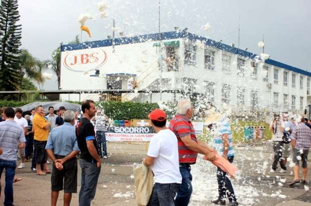 Em protesto avicultores espalham penas de frango em frente à JBS 1 Em protesto avicultores espalham penas de frango em frente à JBS