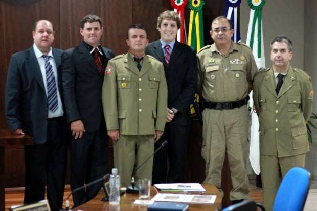 Confira como foram as sessões conjuntas ordinária e solene em homenagem ao subtenente PM Pedro Valcir de Souza 1 Confira como foram as sessões conjuntas ordinária e solene em homenagem ao subtenente PM Pedro Valcir de Souza
