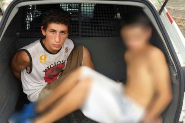 Dois são detidos com veículo furtado próximo ao Pórtico