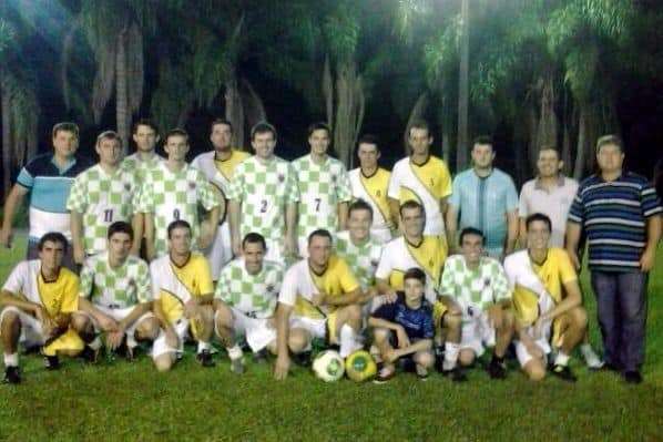 Vereador Edgar Preis doa camisários a times de futebol suíço