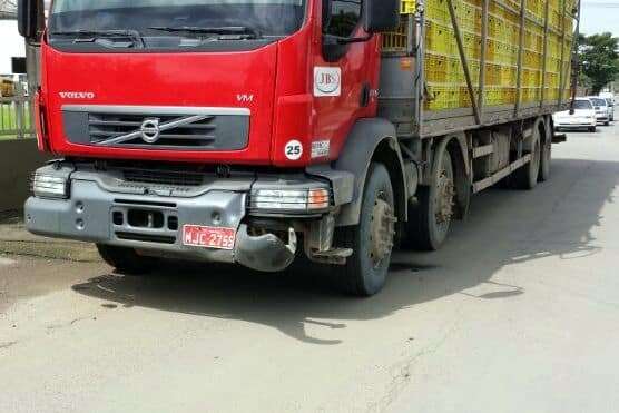 Acidente envolve carro e caminhão no Bairro Bortolotto