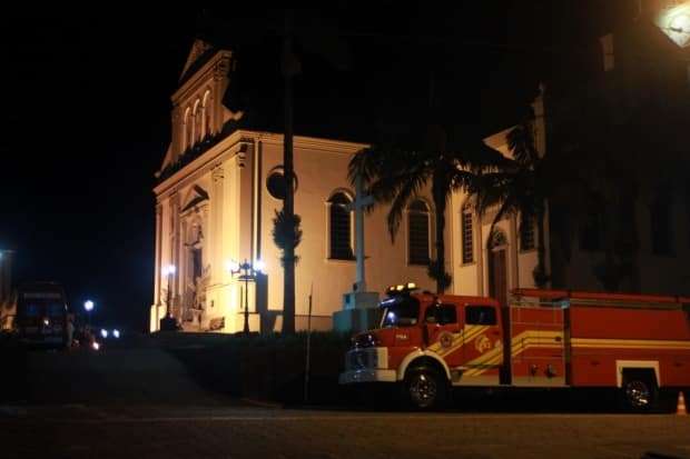Após ataques, bombeiros removem abelhas de casa paroquial em Nova Veneza 1 Após ataques, bombeiros removem abelhas de casa paroquial em Nova Veneza